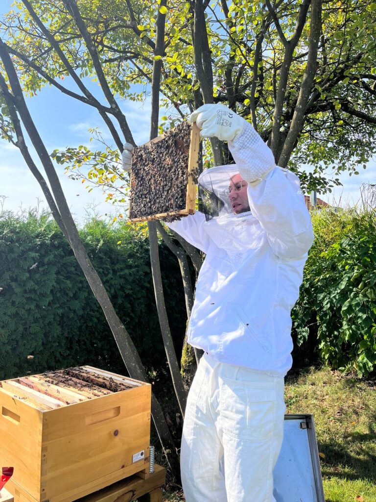 Janosch Braukmann während seiner Arbeit als Imker